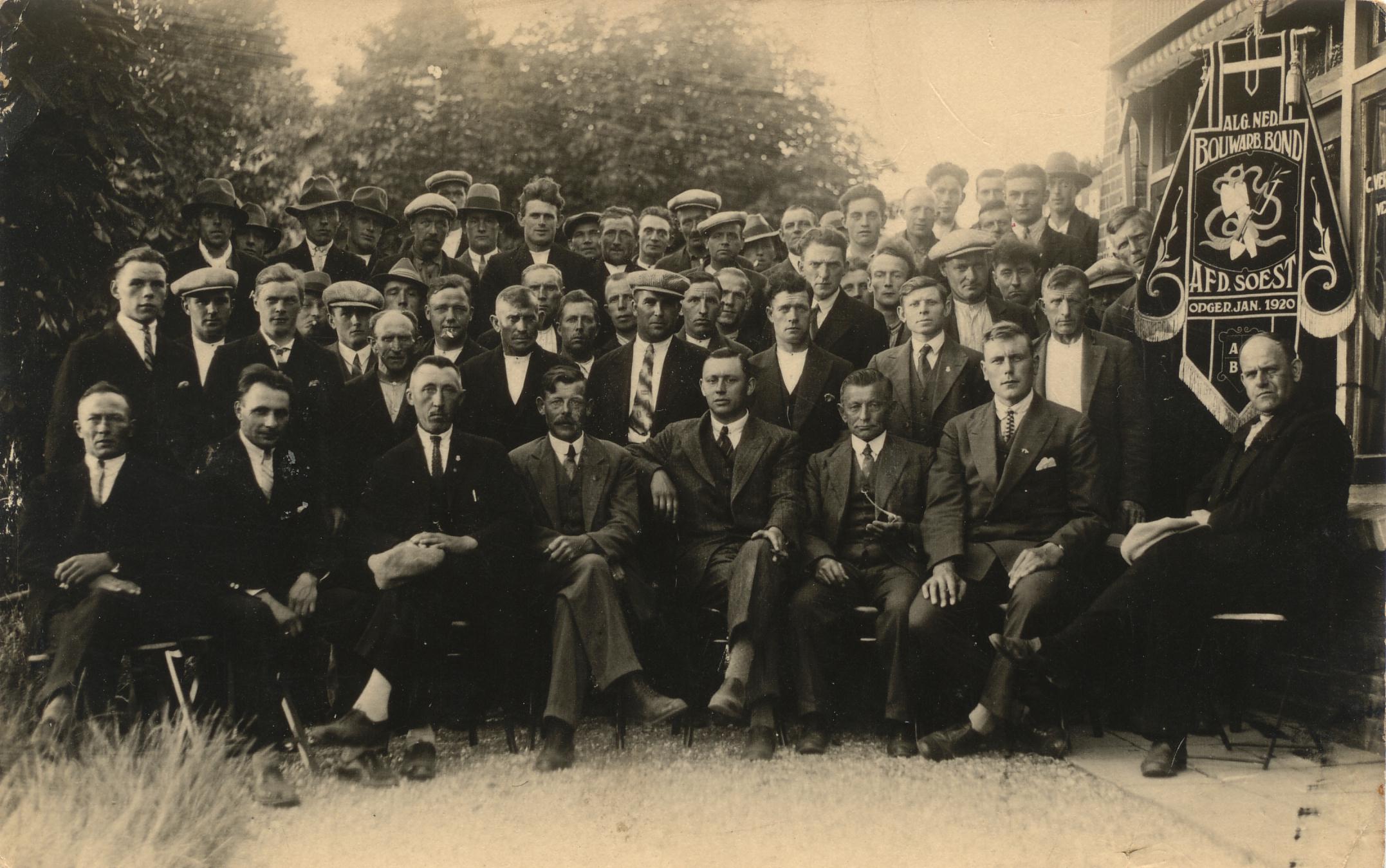 Klik voor foto in apart venster bouwbond_soest_rechts_op_stoel_cornelis_van_den_broek_1892_achteraan_broer_albert_met_zonen.jpg